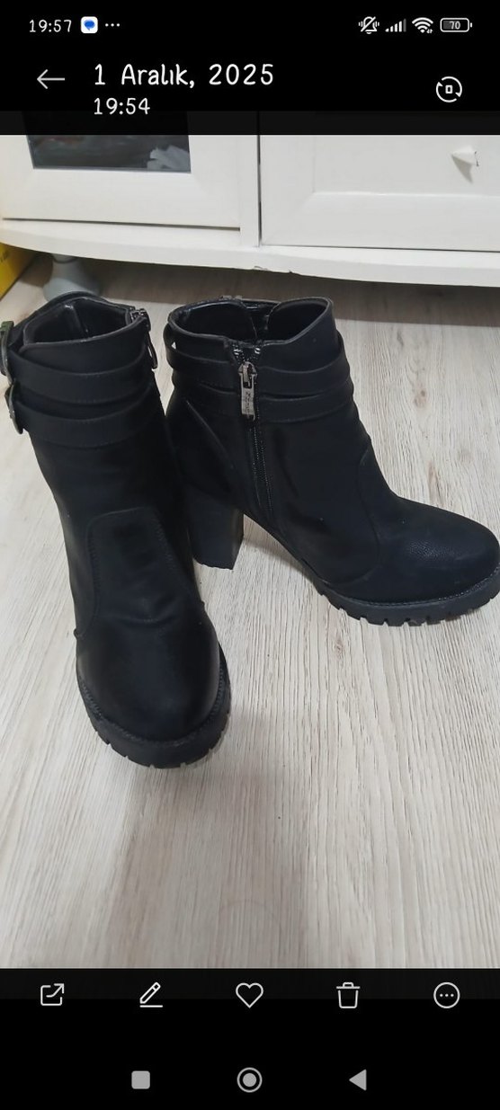 Siyah Deri Kemerli Kadın Dolgu Topuk Bot - Görsel 2