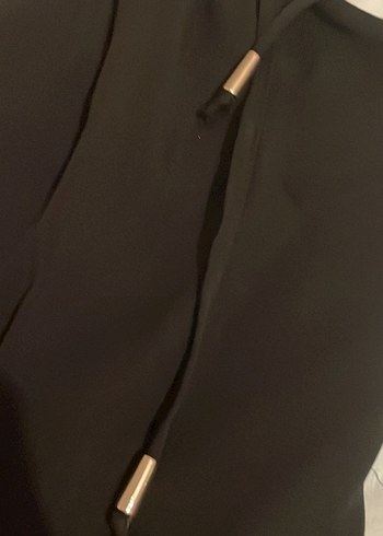 Adil Zincir Detaylı Siyah Uzun İp Askılı Bluz - Görsel 4