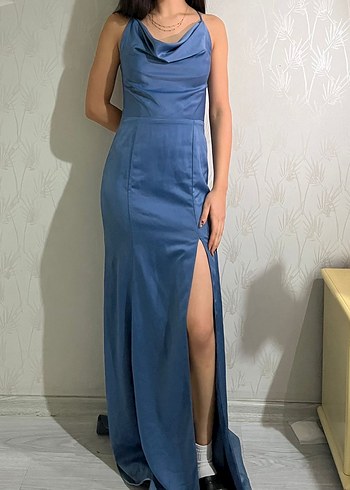Mavi Saten Sırt Detaylı Uzun Kadın Elbise - Görsel 3