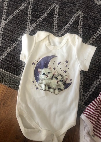 Kısa Kollu Beyaz Bebek Body - Görsel 2