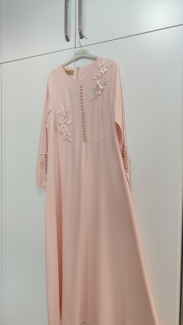 Düğmeli Nakışlı Pembe Uzun Elbise - Görsel 2