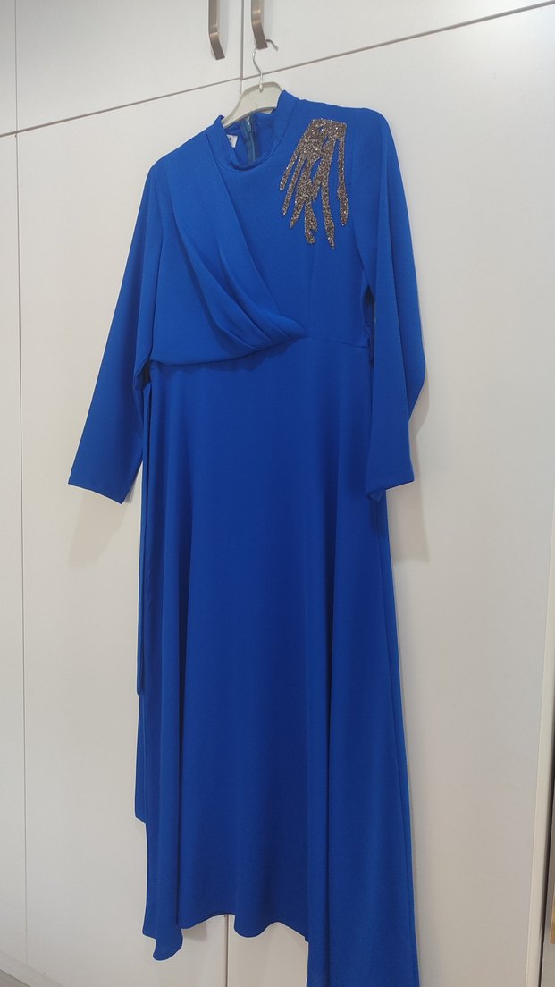 Mavi Drapeli Uzun Kollu Gece Elbisesi kemeri de vardır - Görsel 2