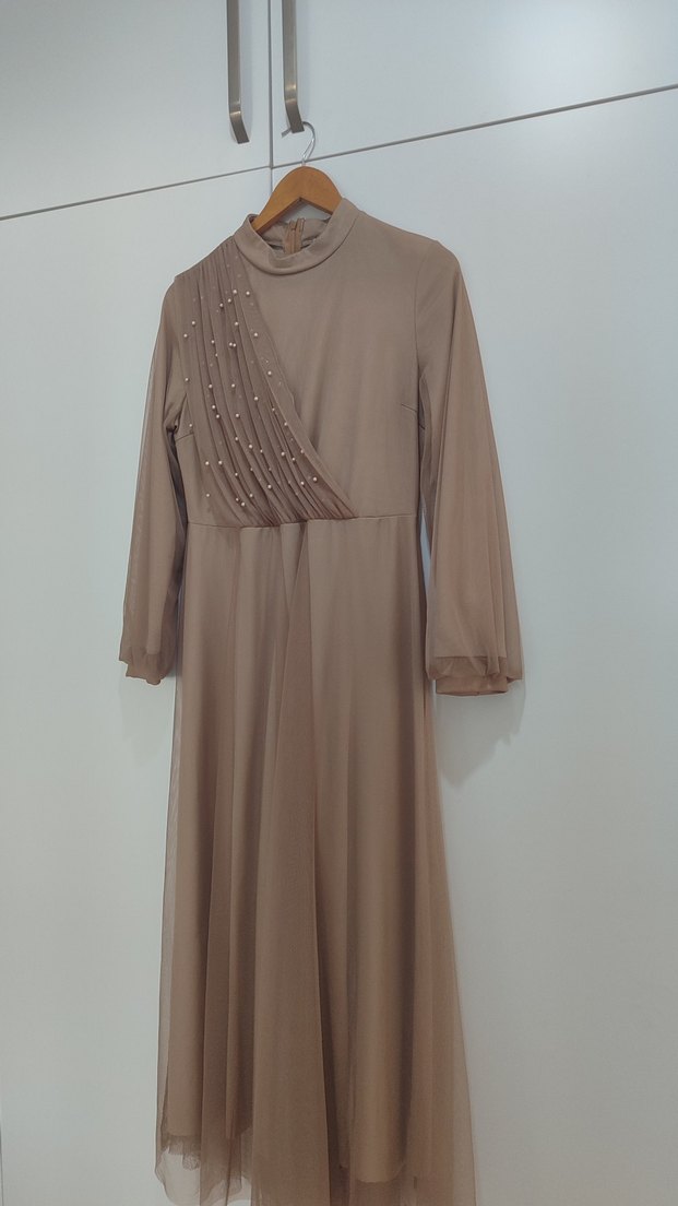 Uzun Bej Drapeli Tesettür Abiye Elbise kemeri de vardır - Görsel 2