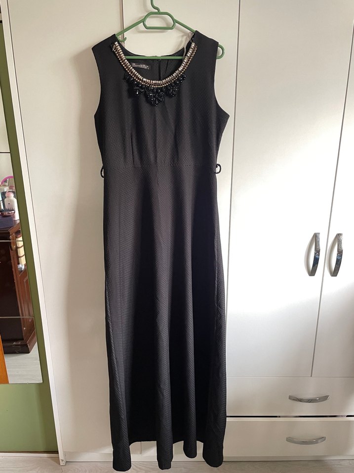 Zincir Detaylı Yakalı Siyah Midi Elbise - Görsel 2