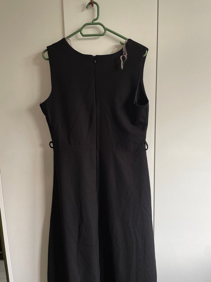 Zincir Detaylı Yakalı Siyah Midi Elbise - Görsel 3