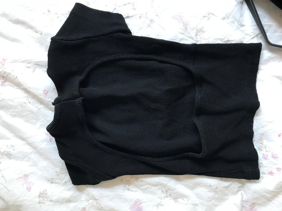 Siyah sırt detaylı bluz - Görsel 2