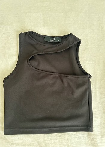 Siyah Yüksek Yakalı Kolsuz Crop Top