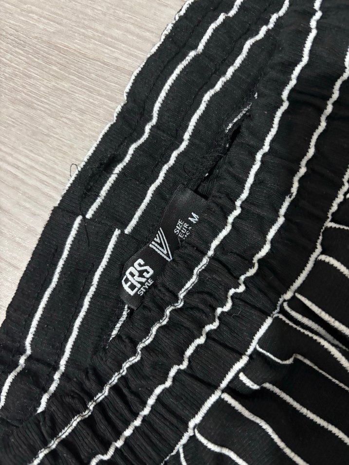 Erkek Siyah Çizgili Şort - Görsel 2