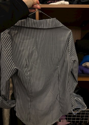 Düğmeli V Yaka Gri Çizgili Kadın Gömlek - Görsel 4