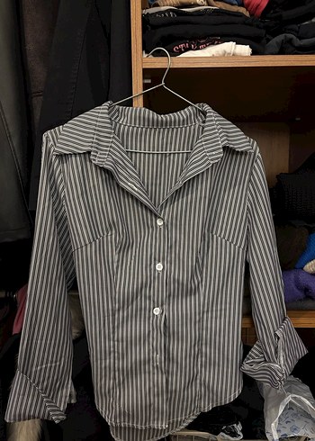 Düğmeli V Yaka Gri Çizgili Kadın Gömlek - Görsel 2