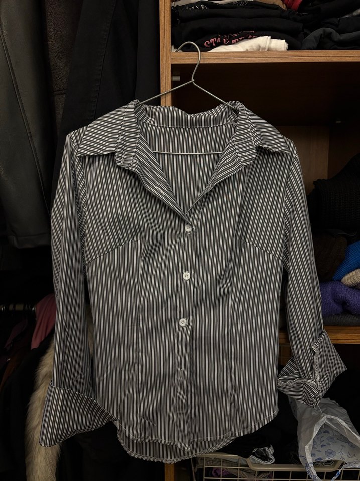 Düğmeli V Yaka Gri Çizgili Kadın Gömlek - Görsel 3