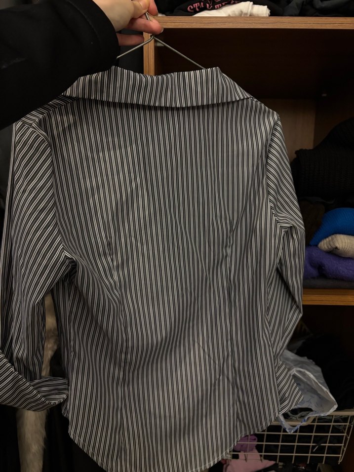 Düğmeli V Yaka Gri Çizgili Kadın Gömlek - Görsel 4