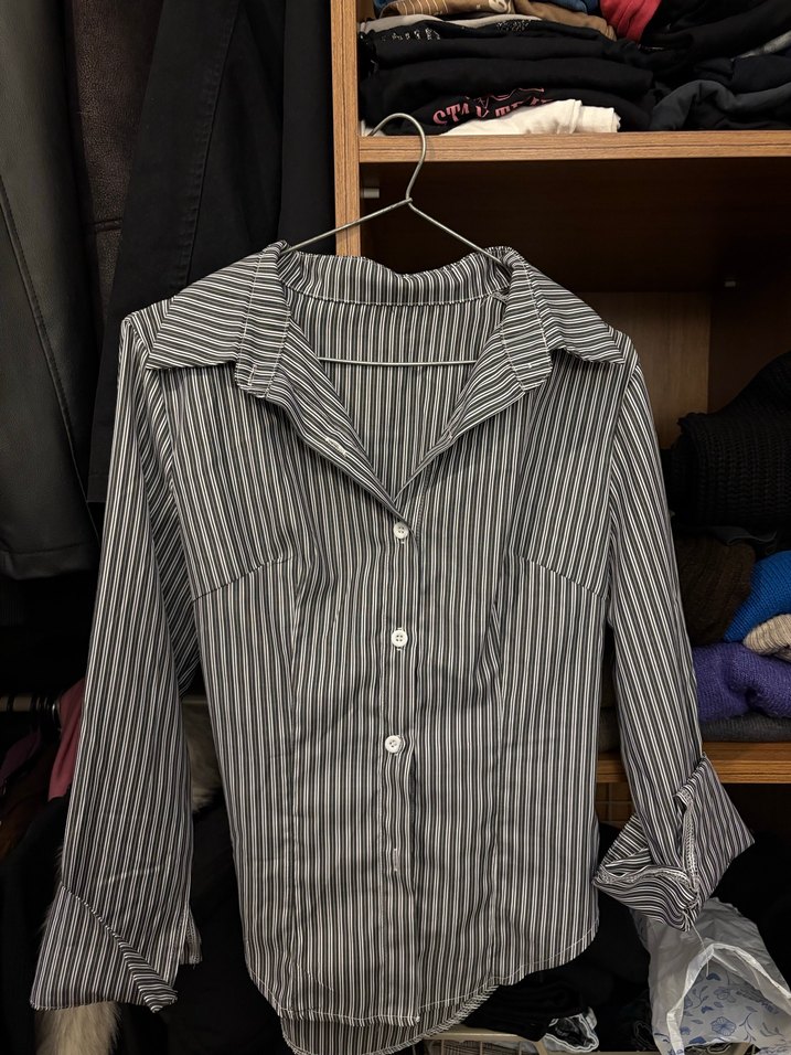 Düğmeli V Yaka Gri Çizgili Kadın Gömlek - Görsel 2