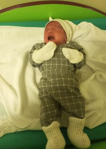 Gri Ekose Desenli Örgü Bebek Hastane Kıyafeti