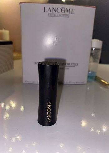 Beden Lancôme Koyu nar çiçeği Ruj