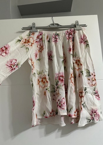 Omzu Açık Çiçek Detaylı Bluz - Görsel 2