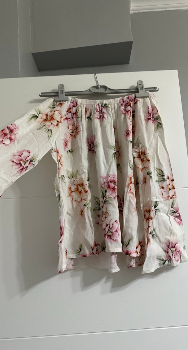 Omzu Açık Çiçek Detaylı Bluz - Görsel 2