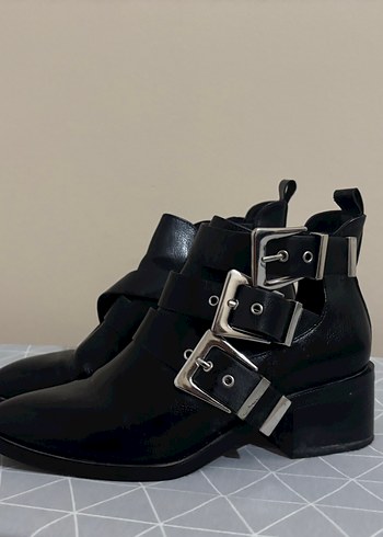 Bershka Siyah Deri Goth Tokalı Kadın Bot