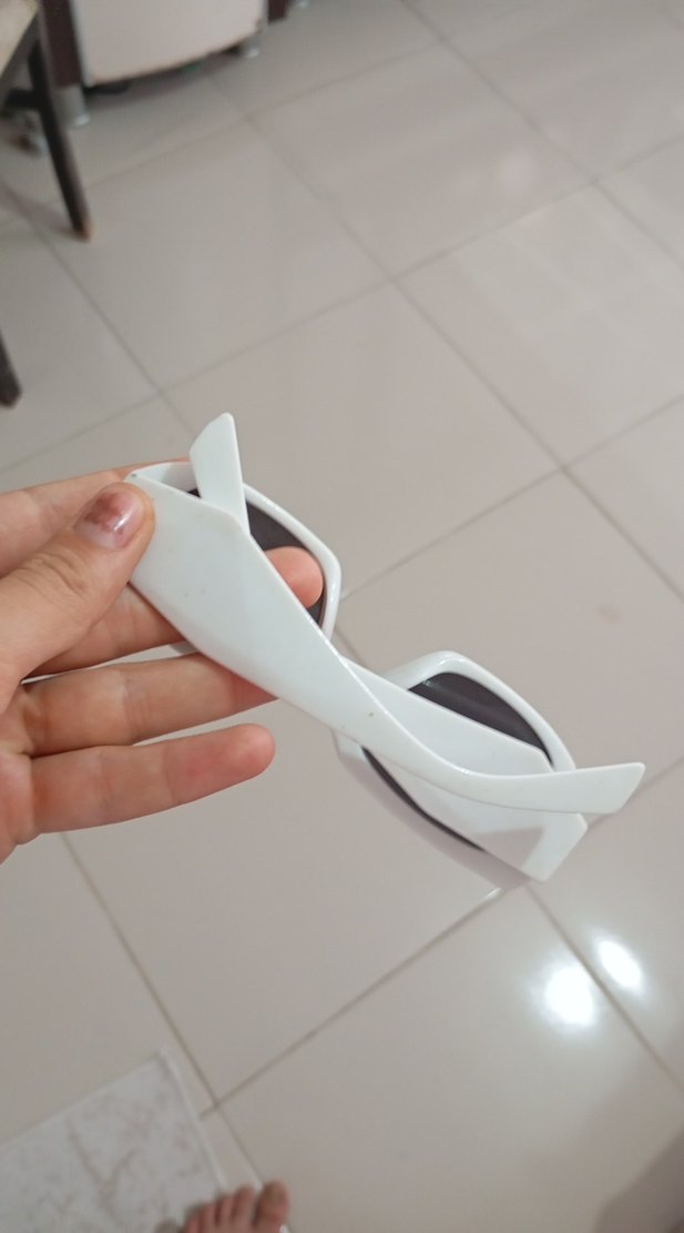 Minimalist Beyaz Kadın Güneş Gözlüğü - Görsel 2