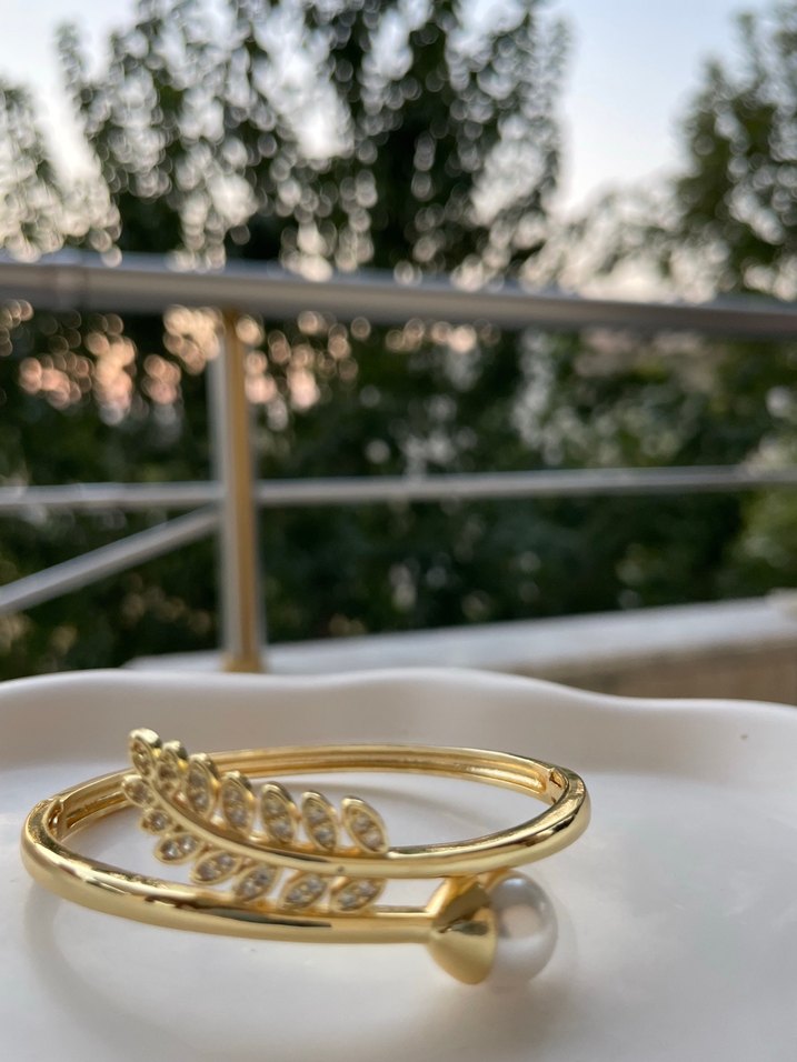 Altın Renkli İnci Detaylı Modern Bileklik - Görsel 2