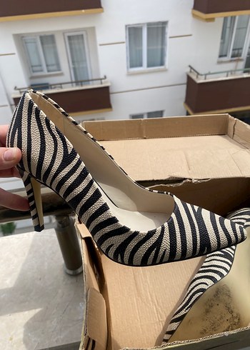Zebra Desenli Beyaz Stiletto Kadın Ayakkabı