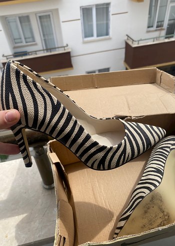 Zara Zebra Desenli Beyaz Stiletto Kadın Ayakkabı