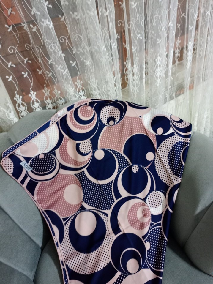 Düğmeli Retro Desenli Kadın eşarp - Görsel 2