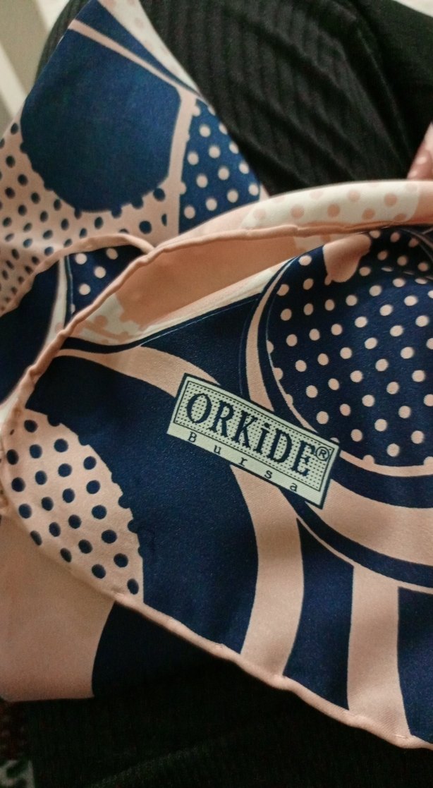 Düğmeli Retro Desenli Kadın eşarp - Görsel 3