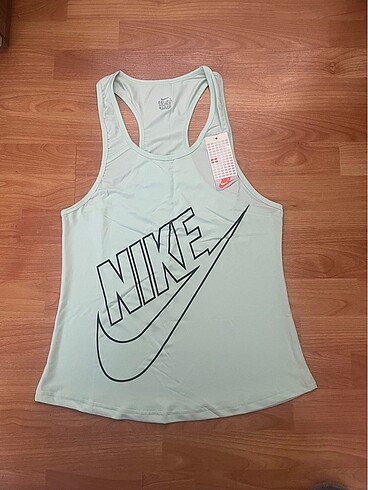 Nike L beden