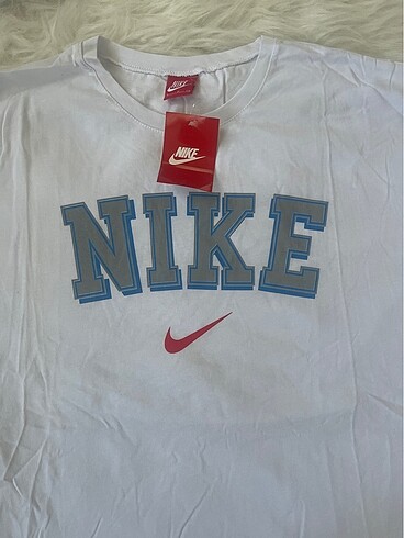 Nike L beden 2 adet mevcut