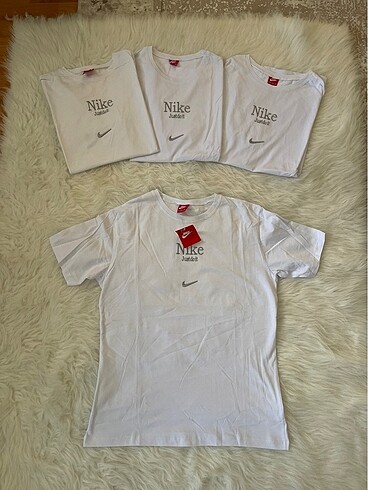 Nike İki adet s bir adet m bir adet L beden mevcut