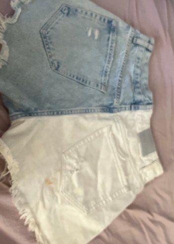 Bershka Düğmeli Beyaz ve Gri Kadın Denim Mini Şort