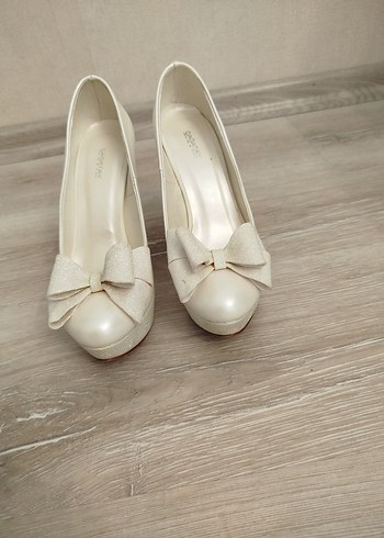 Fiyonk Detaylı Beyaz Platform Topuklu Kadın Ayakkabı - Görsel 3