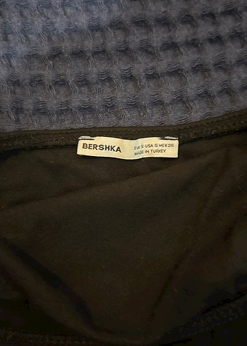 s Beden Bershka siyah kenarları büzgülü straplez top