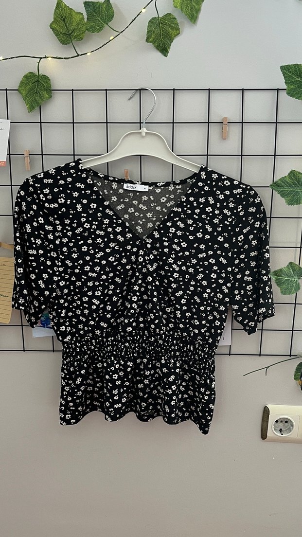 Düğmeli V Yaka Siyah Çiçekli Kısa Kollu Bluz - Görsel 2