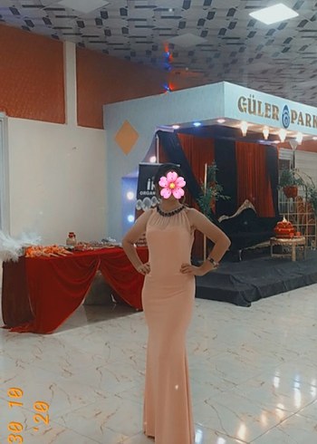 Pembe Drapeli Yüksek Yakalı Midi Elbise