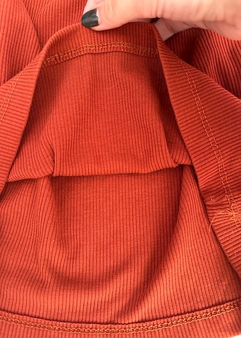 Düğmeli Kahverengi V Yaka Kadın Tişört - Görsel 3