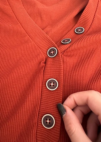 Düğmeli Kahverengi V Yaka Kadın Tişört - Görsel 2