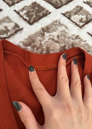 Düğmeli Kahverengi V Yaka Kadın Tişört - Görsel 4