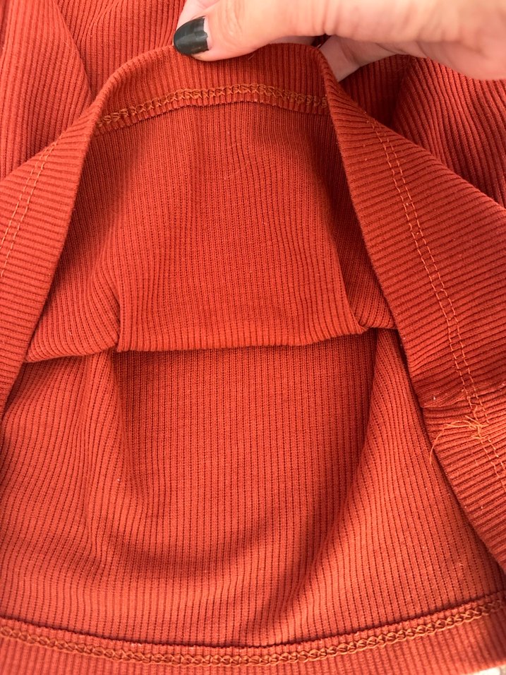 Düğmeli Kahverengi V Yaka Kadın Tişört - Görsel 3