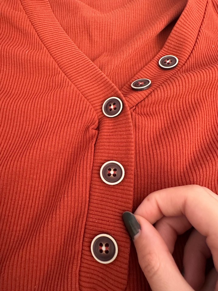 Düğmeli Kahverengi V Yaka Kadın Tişört - Görsel 2