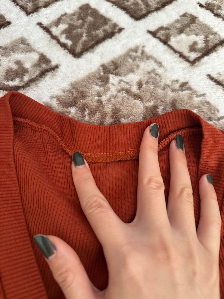 Düğmeli Kahverengi V Yaka Kadın Tişört - Görsel 4