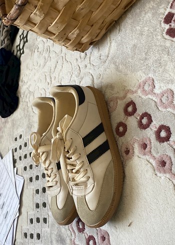 37 Beden beyaz Renk Beyaz Siyah Çizgili Bağcıklı Spor Ayakkabı ıkı kere gıyıldı