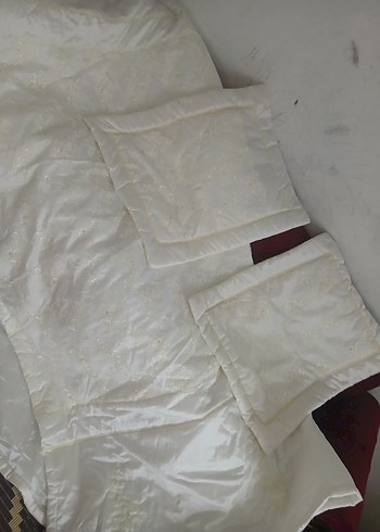 Beden Beyaz İşlemeli Parlak Yatak Örtüsü
