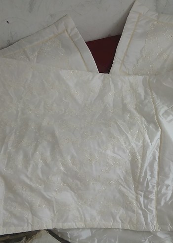 Diğer Beyaz İşlemeli Parlak Yatak Örtüsü