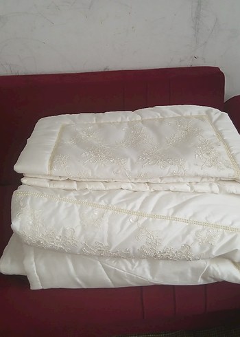 Beden beyaz Renk Beyaz İşlemeli Parlak Yatak Örtüsü