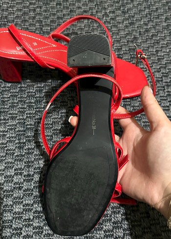 Bershka Kırmızı Tokalı Blok Topuklu Kadın Sandalet
