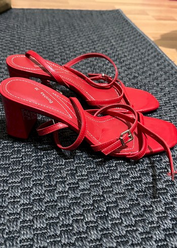 38 Beden Kırmızı Tokalı Blok Topuklu Kadın Sandalet
