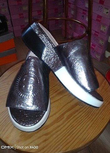 Gerçek deri dolgu topuklu metalik rengi platform ayakkabı - Görsel 2