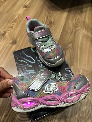 Skechers spor ayakkabı 2 ay giyildi
